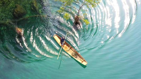 荔波湖面上木船溅起道道水波