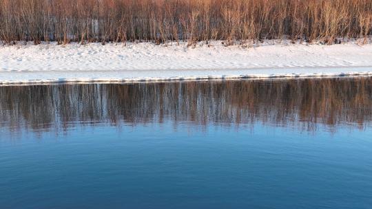 开河水面残冰护河柳倒影风景视频素材模板下载
