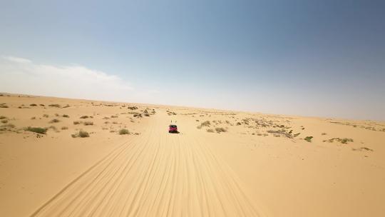 穿越机沙漠跟车视频素材模板下载