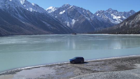 西藏然乌湖雪山车辆行驶高山湖泊航拍