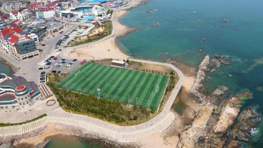 4K 航拍青岛海岸线绿色足球场
