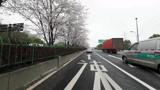 汽车行驶在城市道路