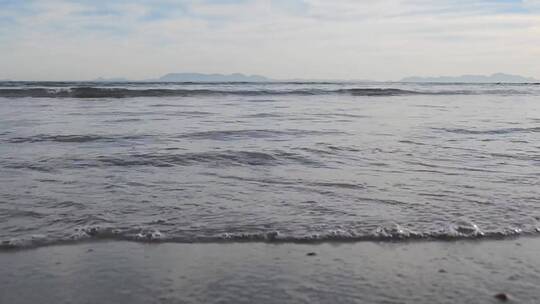 海浪冲到岸边的特写