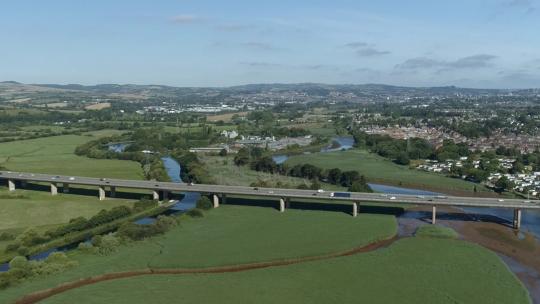 埃克塞特M5高速公路大桥横跨埃克塞特河的鸟瞰图