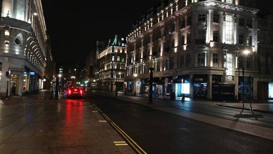 伦敦夜晚的空街