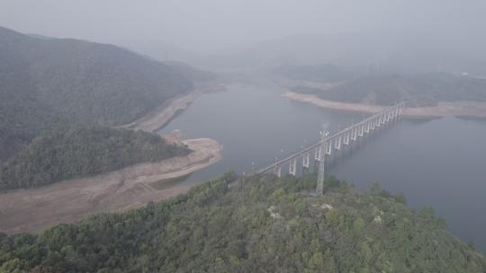 雨后阳光下的镜面莫干山网红桥林中沙滩