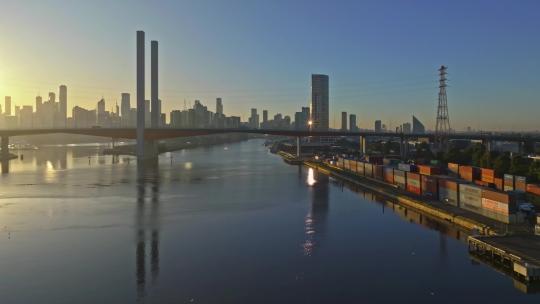 城市航拍墨尔本大桥天际线日出海鸟飞过太阳
