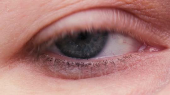 女人蓝灰色眼睛的特写视频素材模板下载