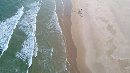 俯拍海浪沙滩大海航拍海滩唯美海边海水浪潮