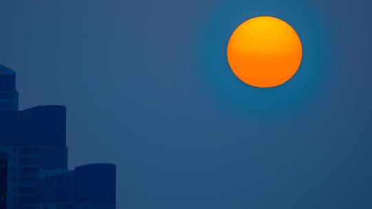 天空夕阳落日与城市高楼建筑剪影延时视频素材模板下载