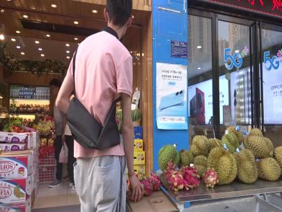 男孩在水果店买水果