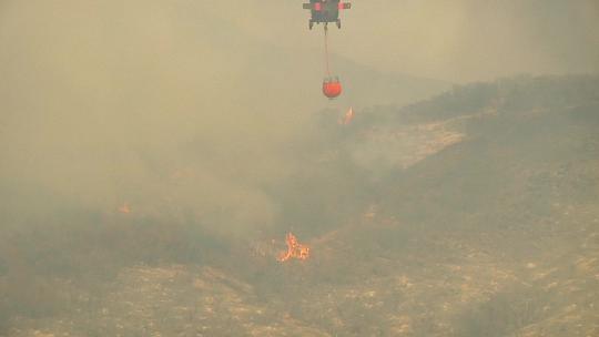 应急直升机演习吊桶灭火森林大火