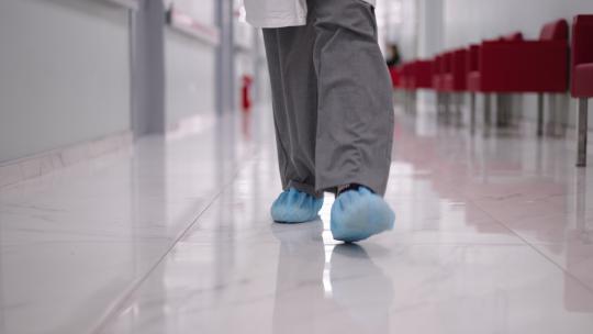 医院走廊的医生脚步视频素材模板下载
