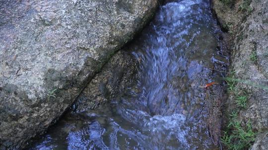 自然小溪河流山泉水