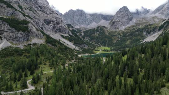 电影无人机拍摄奥地利中部阿尔卑斯山的森林和山脉高清在线视频素材下载