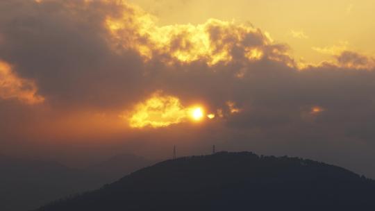 山峰日出延时丁达尔光早晨阳光穿过云朵早霞