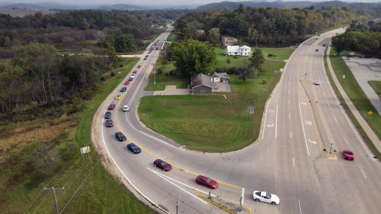 威斯康星州西部乡村公路转向高速公路上克尔维特汽车之旅的鸟瞰图。