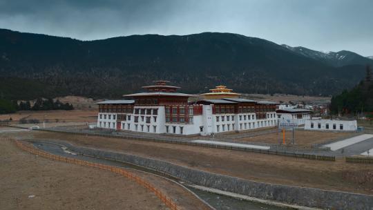 西藏旅游风光318国道鲁朗小镇藏式大酒店视频素材模板下载