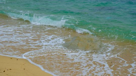 波涛汹涌 海浪拍打沙滩 海边浪花