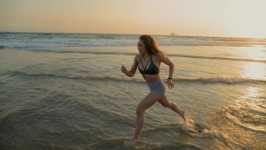 运动女人在海滩上锻炼