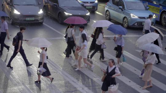 广州天河林和西雨天交通红绿灯