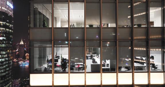 上海陆家嘴写字楼晚上开灯加班的办公室