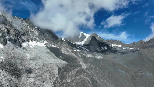 航拍四川甘孜党龄山脉主峰夏羌拉雪山风光