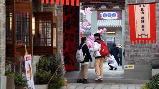 襄阳古城管家巷街景游客人群