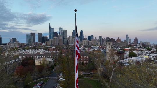 有美国国旗的美国城市。前景是住宅的城市建筑。f的鸟瞰图