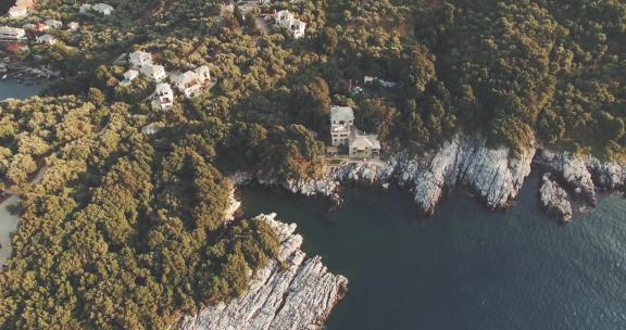 海边悬崖上的村庄