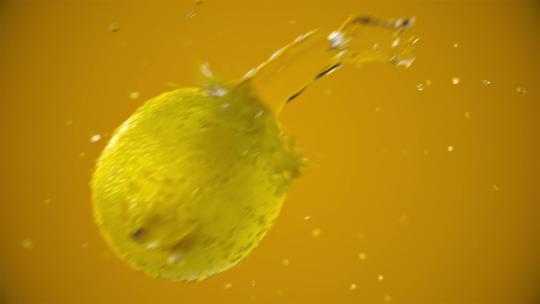 柠檬和水碰撞清洗的画面特写