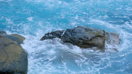 海边浪花 蓝色海水 海浪拍打礁石岩石