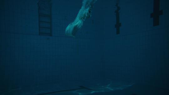 游泳运动员在泳池游泳的特写视频素材模板下载
