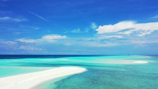 白色天堂海滩和蓝色水