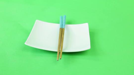旋转的盘子和筷子