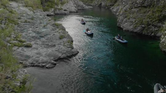 人们划着皮划艇穿过峡谷
