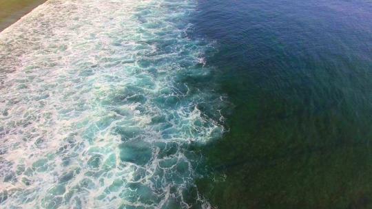 飞越碧蓝的印度尼西亚海洋