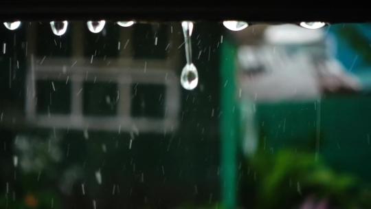 窗外的雨滴慢动作视频素材模板下载