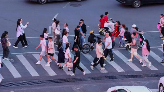 繁华街道路口斑马线人群过马路