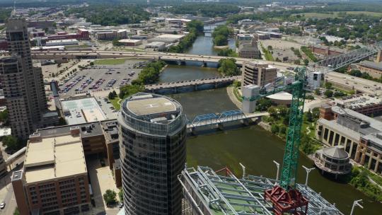 密歇根州大急流城市中心蓝桥和建筑物的鸟瞰景观