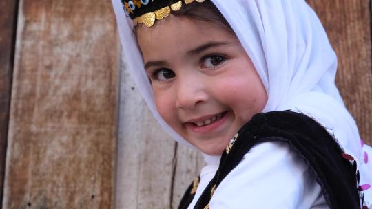 穿着传统土耳其服装的乡村女孩2