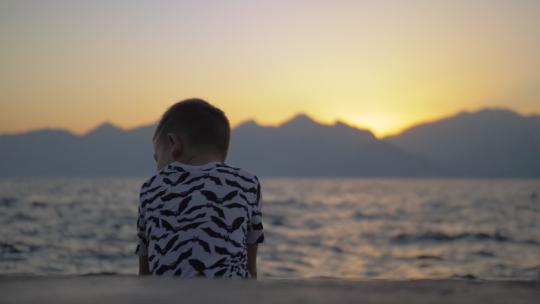 日落时海滩上的孤独孩子视频素材模板下载