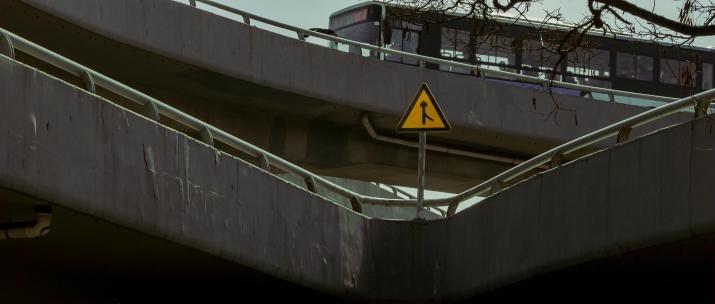 立交桥高架桥车辆合流交通标志
