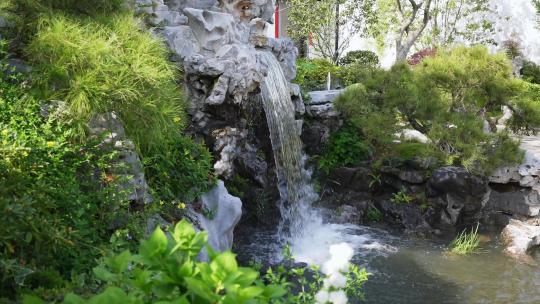 传统中式园林内的假山瀑布