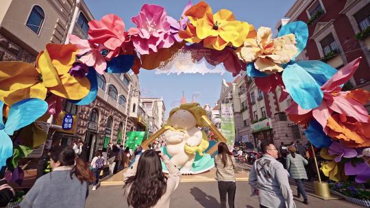 青岛中山路上街里逛春天艺术节视频素材模板下载