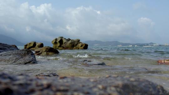 广东深圳大鹏半岛教场尾沙滩海浪礁石视频素材模板下载