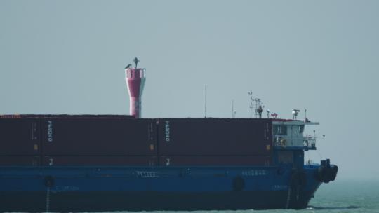 长江行驶拉着集装箱的货轮船实拍空镜