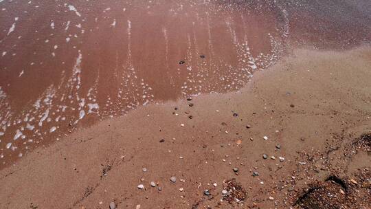 海浪涌上沙滩实拍空镜
