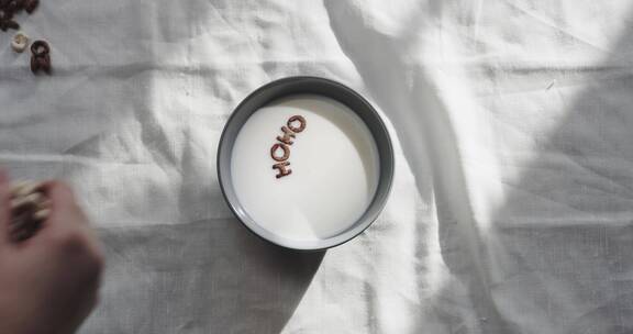 把字母做成的麦片倒在牛奶上