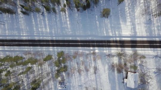 交通运输风雪中公路上行驶的汽车